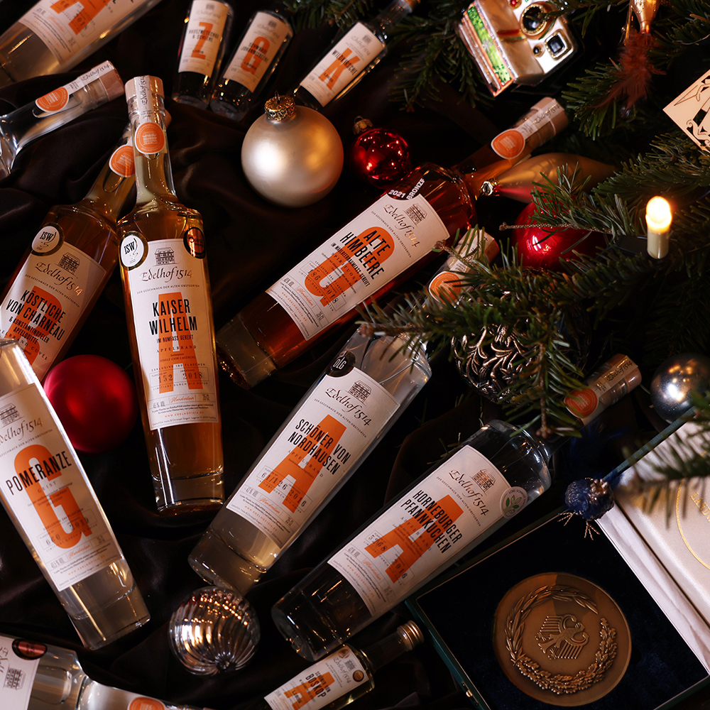 EH_2022_01_Flaschen-u-Weihnachtsbaum_VIELE_6I6A0111_bearbeitet_bearb_Quad